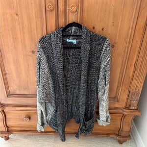 Goddis , Women's Black and Gray Sweater